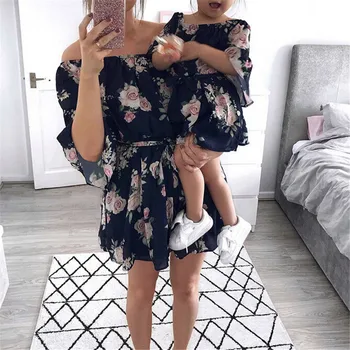Anne ve Kızı Boho Elbiseler Moda Ebeveyn-çocuk Off-tek omuzlu elbise Aile Eşleştirme Kıyafetler Anne Yarım Kollu Baskılı Elbiseler
