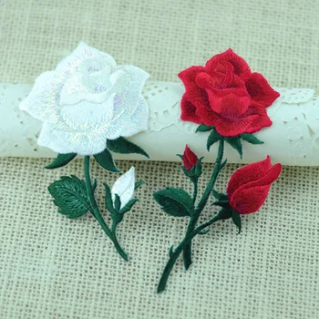 MAXSİN EĞLENCELİ 2 ADET Kırmızı Gül Beyaz Çiçek Yamalar Nakış Sticker Demir On Giyim DIY Aplike Dekorasyon Aksesuarları